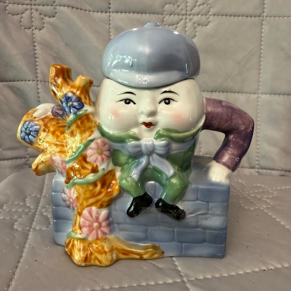Vintage 70s Feitx Ceramic Humpty Dumpty Teapot
Eggsquisite! Removable Hat Lid